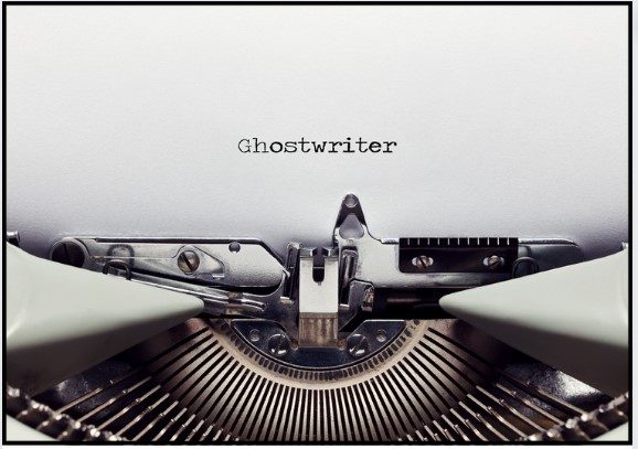 Machine à écrire et feuille de papier sur laquelle il est écrit Ghostwriter